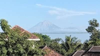 Gunung Semeru Luncurkan Lava Pijar 1,5 Km, Status Masih Siaga