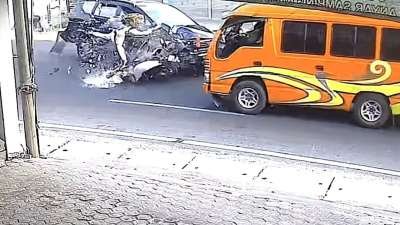 Kecelakaan Beruntun Libatkan 4 Kendaraan di Bangkalan, 1 Pengendara Motor Tewas