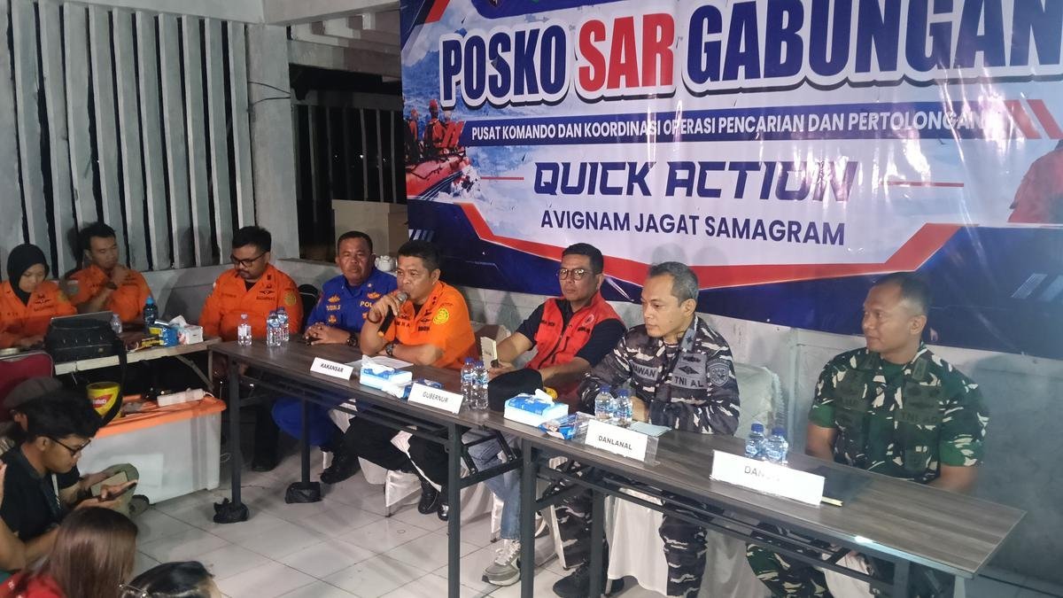 Tim SAR Temukan Tiga Life Jacket, Terpal dan Galon Saat Cari 5 Jurnalis dan 3 Awak Speedboat