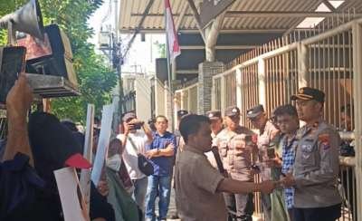 Cakra Muda Indonesia Gelar Aksi di PT YEKAPE, Soroti Rekam Jejak Nur Syamsi Desak Transparansi dana Hibah Pilwali kota Surabaya