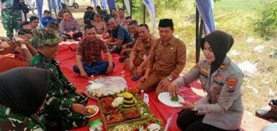 HUT TNI ke 81 Kapolsek Sedati Berikan Kejutan Nasi Tumpeng ke Danramil 0816/18 Sedati